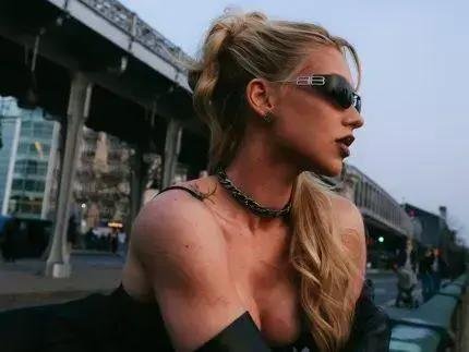 Virginia Fonseca veste Balenciaga e celebra estreia na Semana de Moda