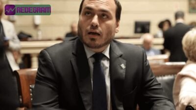 Carlos Bolsonaro discute apoios ao Senado em conversa com Jair Bolsonaro