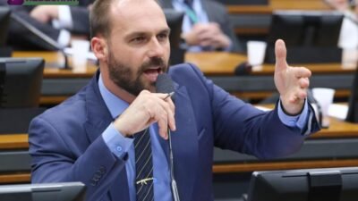 Eduardo Bolsonaro nega exercer controle de recursos em filme sobre seu pai
