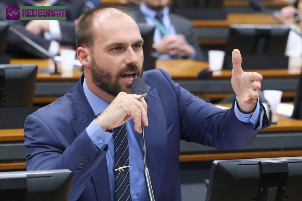 Eduardo Bolsonaro nega exercer controle de recursos em filme sobre seu pai