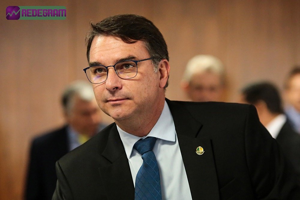 Flávio Bolsonaro critica uso de verba pública em propaganda política e defende filme