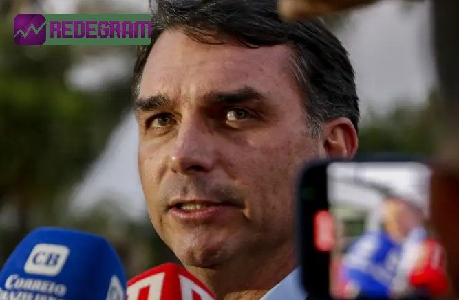 Flávio Bolsonaro esclarece polêmica sobre contrato vazado de filme sobre o pai