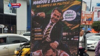 Manifestantes derrubam painel com imagem de Bolsonaro no Paraguai