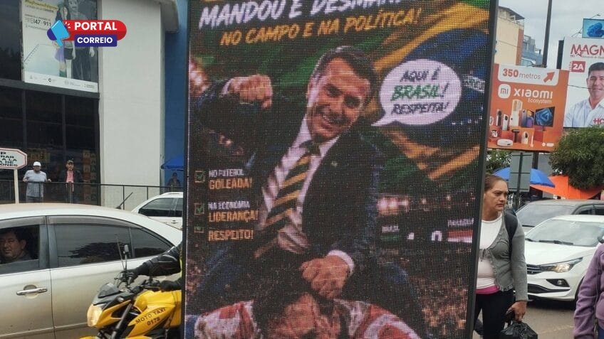 Manifestantes derrubam painel com imagem de Bolsonaro no Paraguai